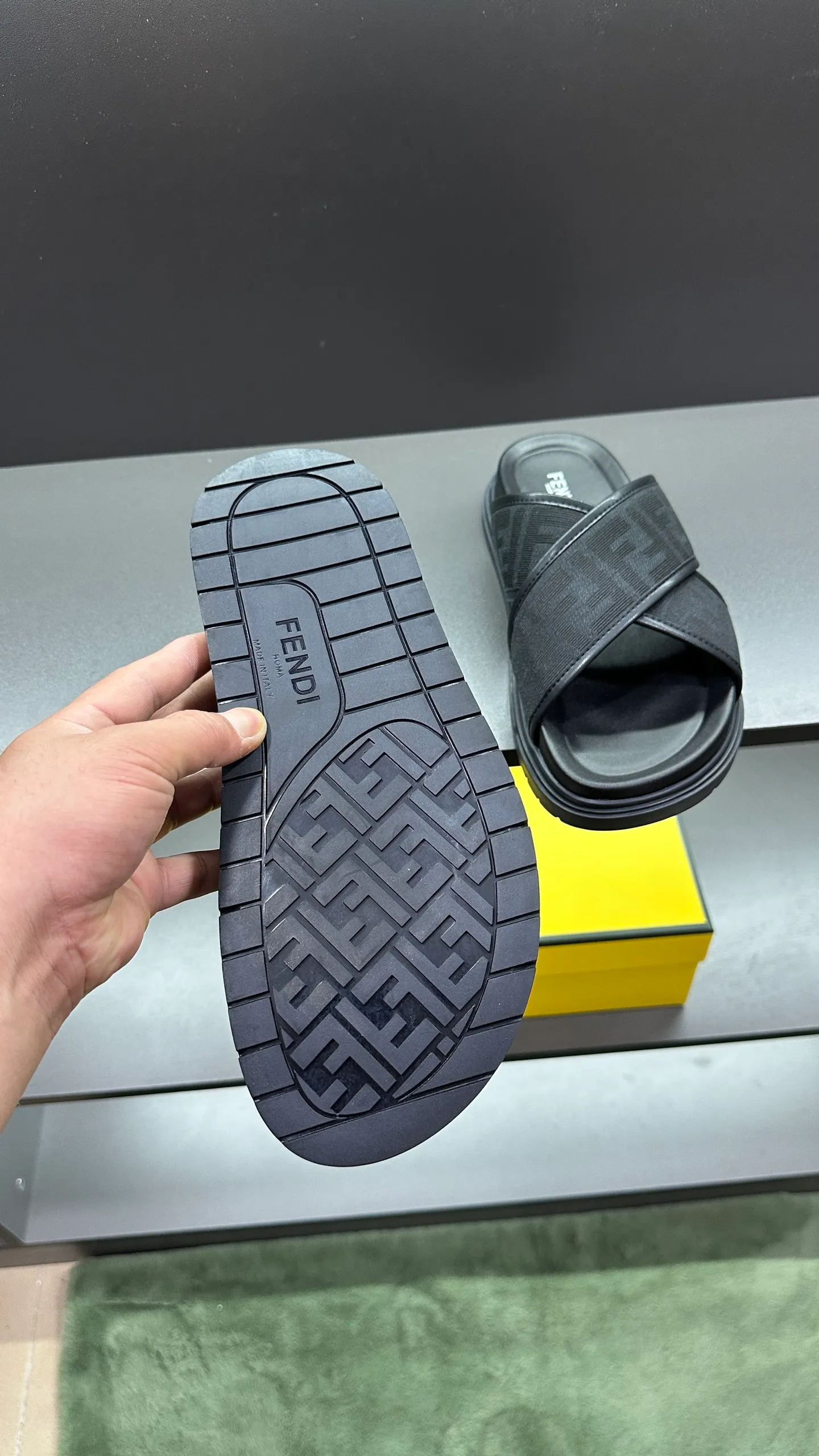 P300 [Fendi Slippers] High-end men's shoes brand, official website 1:1 latest masterpiece: original mold customization, fabrics made of imported original materials, upgraded outsole, lighter and non-slip. The market's top quality, simple yet tasteful, a must-have for fashionistas, fashionable at your feet, full of confidence, the same style at the counter 👍The season of summer slippers is here. Code: 38-45, 46 order